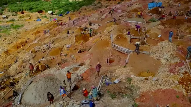 Aux alentours, des trous et des tas de débris s'étendent à perte de vue.