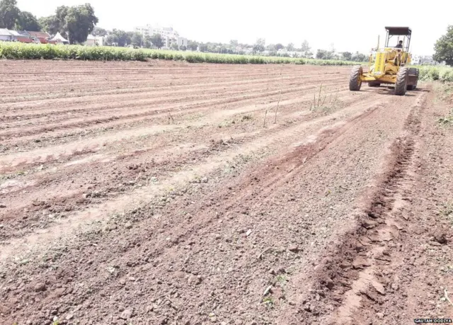 ખેતર પર ફેરવાઈ રહેલું બુલડૉઝર