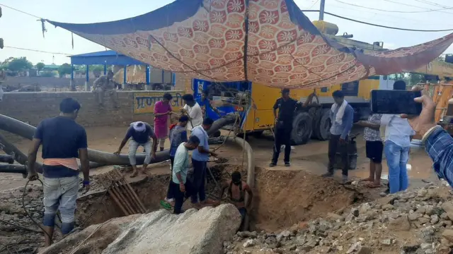 ਸਿਰਸਾ ਵਿੱਚ ਸੀਵਰੇਜ ’ਚ ਡਿੱਗੇ ਨੌਜਵਾਨ ਨੂੰ ਬਚਾਉਣ ਦੀਆਂ ਕੋਸ਼ਿਸ਼ਾਂ ਜਾਰੀ