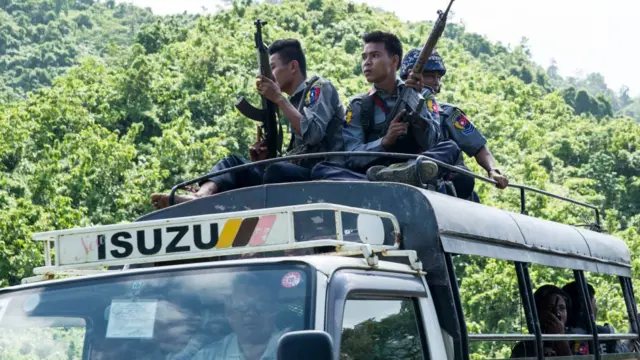 பாதுகாப்பு பணியில் மியான்மர் பாதுகாப்பு படையினர்