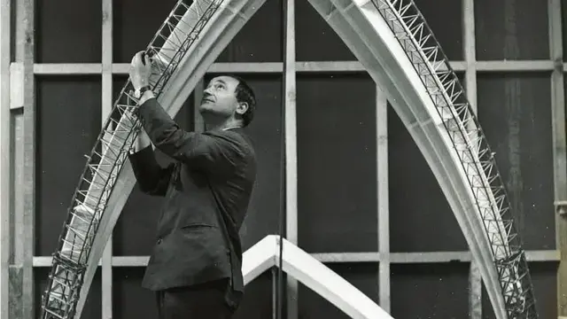 Bertony con un modelo del arco.