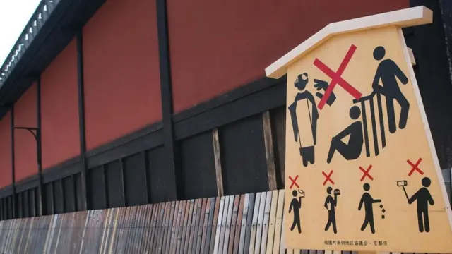 لافتة بلا كلمات في مدينة كيوتو باليابان، تعرض تعليمات للحد من سلوكيات السياح غير اللائقة