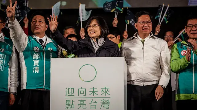 2016年大選期間，鄭文燦（右二）曾為蔡英文助選。