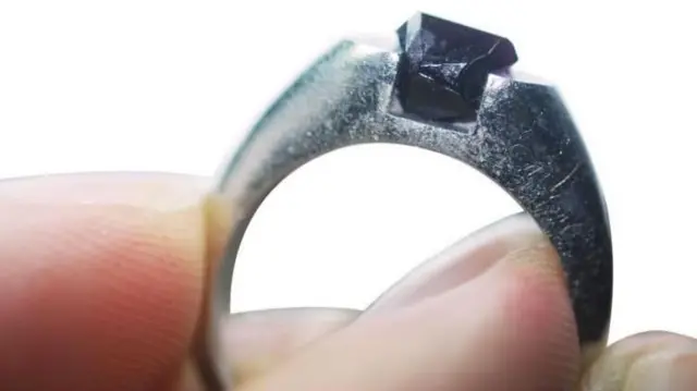 உலகின் முதல் ஆய்வக மாணிக்க கல்