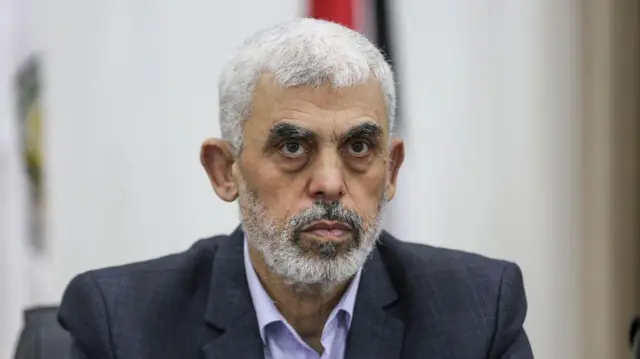 Yahya Sinwar menghadiri pertemuan dengan anggota kelompok Palestina di Gaza pada 13 April 2022.