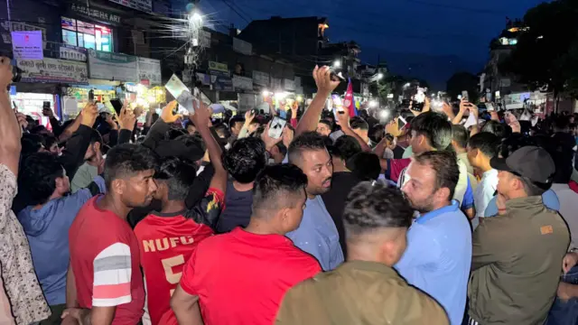 वाकोटमा प्रदर्शनकारीहरूमाथि भएको दमनप्रति खेद जनाउँदै सोमवार साँझ नागरिकहरू मैनबत्ती बालेर सडकमा