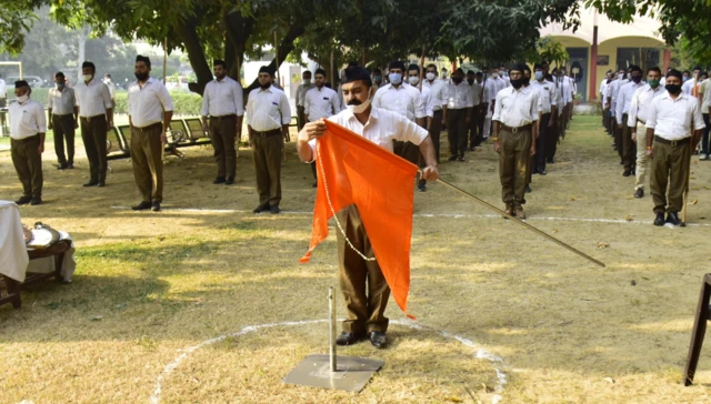 ਸੰਘ ਦੇ ਝੰਡੇ ਦੇ ਨਾਲ ਸਵੈਮਸੇਵਕ