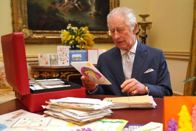 O rei Charles 3º lê cartões com desejos de pronta recuperação