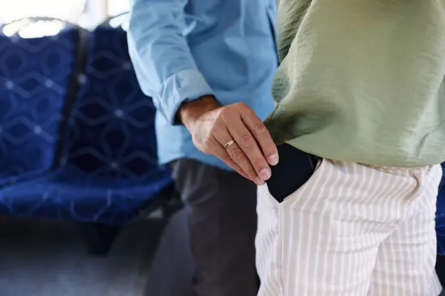 مردی در حال جیب‌زنی است