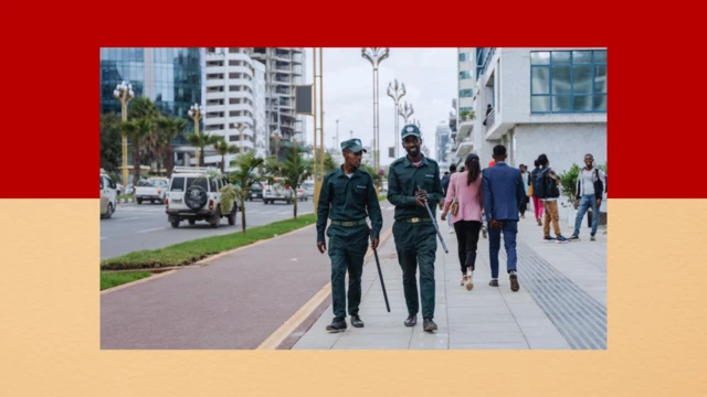 አዲስ አበባ ከተማ ቦሌ መንገድ ላይ እየተራመዱ ያሉ ሁለት የከተማዋ ደንብ አስከባሪ አባላት