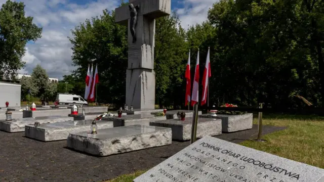 Pomnik upamiętniający ofiary Narodowego Dnia Pamięci Ofiar Ludobójstwa Obywateli Rzeczypospolitej Polskiej dokonanego przez ukraińskich nacjonalistów w czasie II wojny światowej na terenie dzisiejszej Zachodniej Ukrainy, który odbył się na placu Wolyńskim w Warszawie 11 lipca 2022 r.