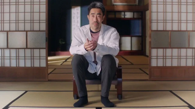 ناسوبی بر روی صندلی نشسته