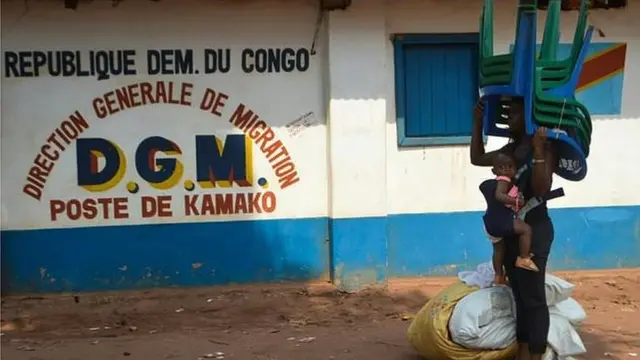 Amakuru avuga ko bamwe mu bimukira basubira muri Kongo, nk'uyu mugore wafotowe ku itariki ya 12 y'uku kwezi kwa cumi, bahagera hafi imbokoboko