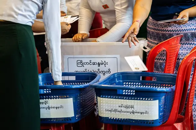 ကြိုတင်မဲတွေ ကောက်ယူစဉ်