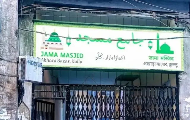 কুলুর মসজিদ জেক ঘিরে বিতর্ক দানা বেঁধেছে। 