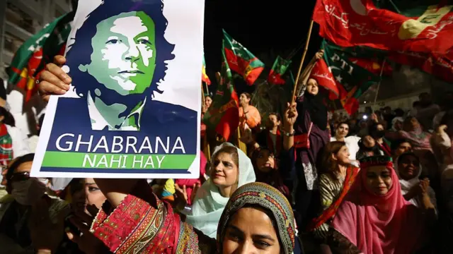 इमरान ख़ान के समर्थन में उतरी महिलाएं