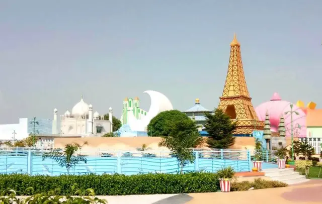 பிரபல கட்டடங்களின் மாதிரி கட்டப்பட்டுள்ள மாளிகைகள்