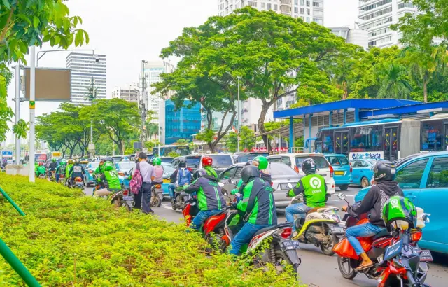 Ilustrasi para ojol di jalanan Jakarta.
