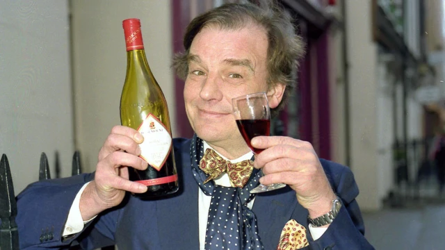 基斯·弗洛伊德一手持着酒瓶，一手持着酒杯