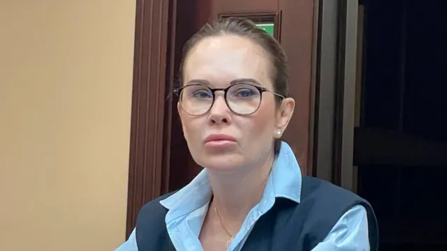 Ірина Мудра у синій сорочці і темно синій жилетці