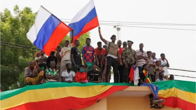 Des manifestants brandissent des drapeaux russes à Bamako