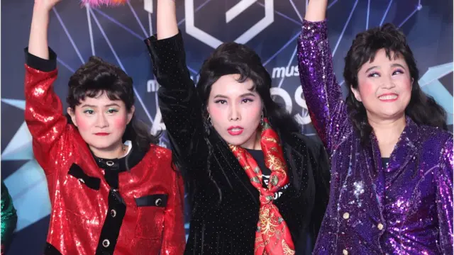 그룹 셀럽파이브를 이끌며 여성 예능인들에게 설 자리를 마련해 준 송은이(오른쪽)