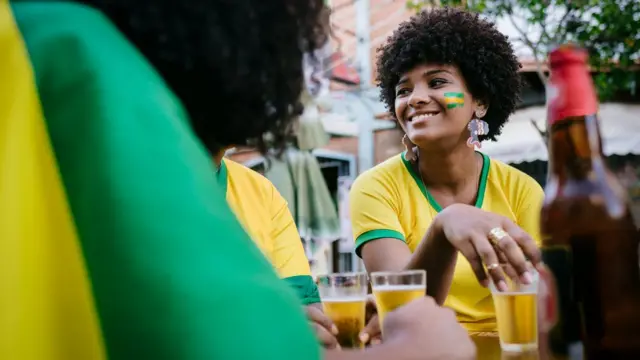 Несмотря на то, что 'estou chegando' буквально означает "скоро буду", реальное значение этого выражения совсем другое