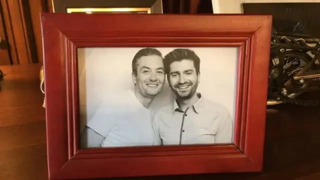 фотография Роберта Бедроня и его партнера