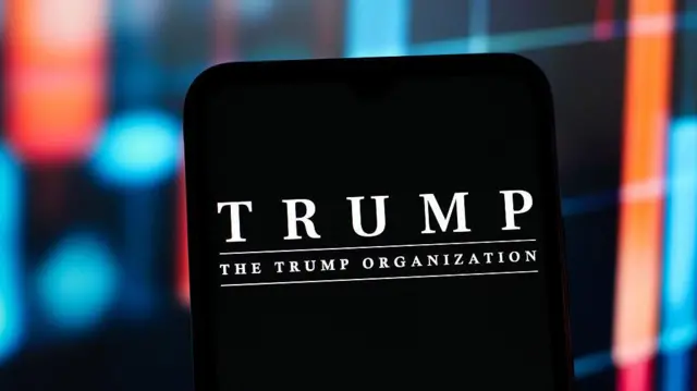 El logotipo de la Organización Trump en la pantalla de un teléfono. 