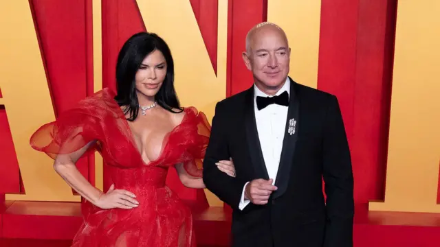 Lauren Sánchez dan Jeff Bezos menghadiri acara pasca pesta, Vanity Fair Oscar 2024 di Wallis Annenberg Center for the Performing Arts pada 10 Maret 2024 di Beverly Hills, California.