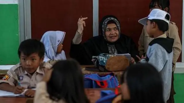 Seorang guru terlihat mengajar siswa di sebuah sekolah di Desa Tugu Utara, Kabupaten Bogor, provinsi Jawa Barat, Indonesia pada 2 Juni 2022.