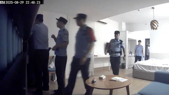 2025年8月29日，中國警方正在搜索一間酒店的房間。