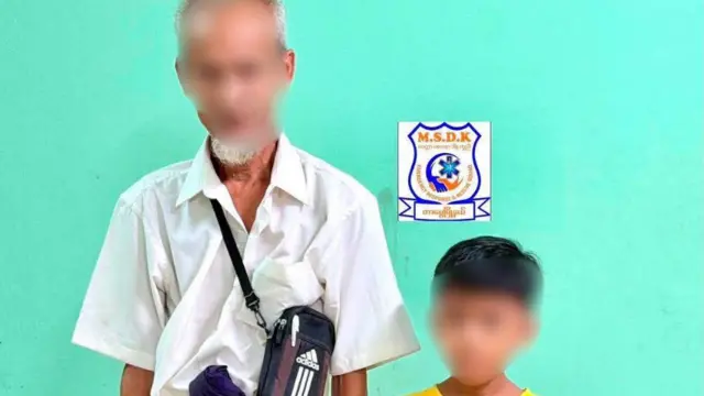 မောင်အောင်မင်းခန့်နဲ့ သူ့ဖခင်ကို ဓာတ်ပုံကို မြင်ရတာဖြစ်ပါတယ်။ ဆံပင်တိုတို၊ အဝါရောင်တီရှပ်ဝတ်ထားတာကိုဓာတ်ပုံထဲ တစ်စွန်းတစ်စ မြင်ရတဲ့ မောင်အောင်မင်းခန့်ကို မြင်ရတာဖြစ်ပြီး သူ့ဘေးမှာ ဖခင်ဖြစ်သူလို့ဆိုတဲ့ အင်္ကျီအဖြူဝတ် အမျိုးသားတစ်ဦး အတူရပ်နေတာကို မြင်တွေ့ရ၊ ဓာတ်ပုံ အနောက်ပိုင်းမှာ အစိမ်းနုရောင် နံရံကို မြင်တွေ့ရ