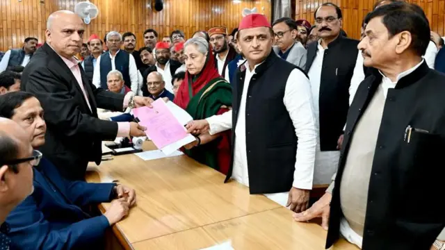 राज्य सभा चुनाव के लिए पर्चा दाखिल करतीं जया बच्चन