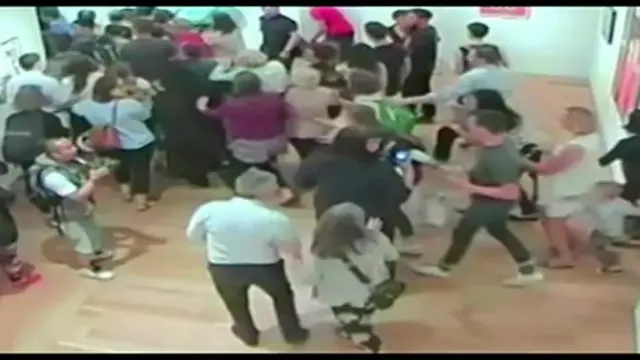 Broma de Youtube en un museo de Londres. Foto: Policía Metropolitana de Londres.