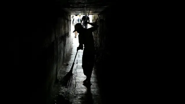 คนกวาดถนนในอุโมงค์