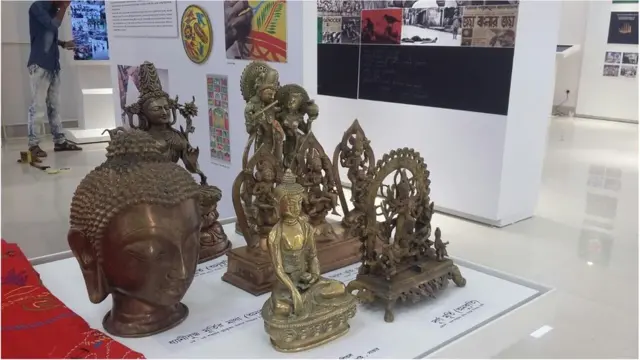 ঢাকার জাতীয় যাদুঘরের নানা নিদর্শনের অনুকৃতি রয়েছে বাংলাদেশ ভবনে