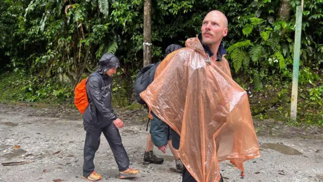 Turistas chegando a pé a Machu Picchu