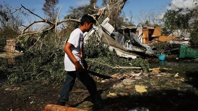 Una casa dañada en Naples, Florida