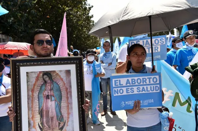 Manifestantes contra el aborto con una imagen de la Virgen