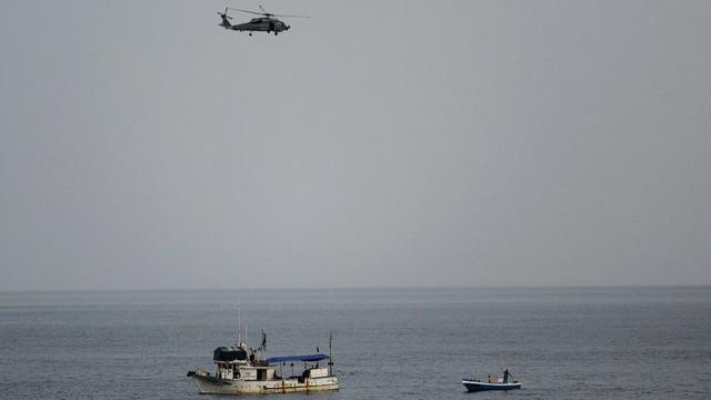 Helicóptero estadounidense vigila una embarcación ecuatoriana sospechosa en 2013.