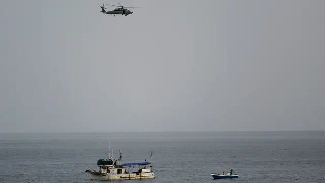 Helicóptero estadounidense vigila una embarcación ecuatoriana sospechosa en 2013.
