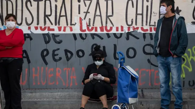 Ciudadanos haciendo cola para un supermercado en Chile.