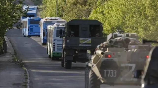 ขบวนรถที่เคลื่อนย้ายทหารยูเครนในโรงงานแอซอฟสตาลไปยังเขตอิทธิพลรัสเซีย