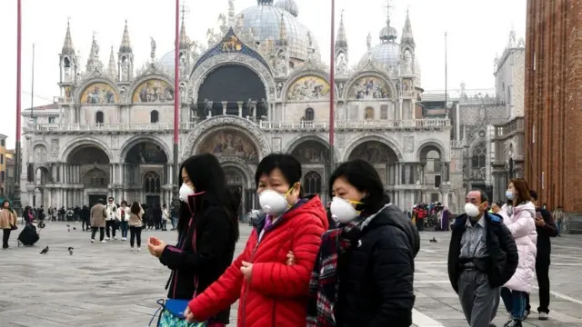 Turistas com máscaras na praçagalera bet logo pngSan Marcos,galera bet logo pngVeneza