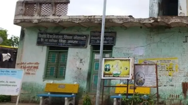 સરકારી જમીન પર મકાન બનાવવા બદલ જિલ્લા કલેક્ટરે મનીષાનું સરપંચપદ રદ્દ કર્યું હતું