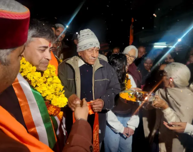 भारत वापसी पर कैप्टन (रिटायर्ड) सौरभ वशिष्ठ का स्वागत करते उनके परिजन