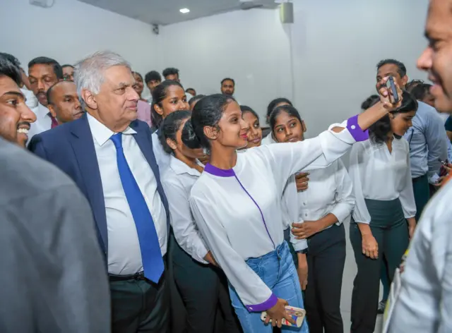 ස්මාර්ට් යූත් ප්‍රදර්ශනය හා සංගීත ප්‍රසංගය වෙනුවෙන් වැය කළ රු. මිලියන 188ක පමණ වටිනාකමින් යුත් චෙක්පත් ජනාධිපතිවරණයට පෙර දින ජාතික තරුණ සේවා සභාවේ හිටපු සභාපතිවරයාගේ අත්සනින් ලබා දීම සම්බන්ධයෙන් පෙබරවාරි 18 දින සාකච්ඡාවේදී තහවුරු වූ බැවින් මේ සම්බන්ධයෙන් අදාළ හිටපු සභාපතිවරයා කමිටුවට කැඳවා ප්‍රශ්න කෙරිණි.