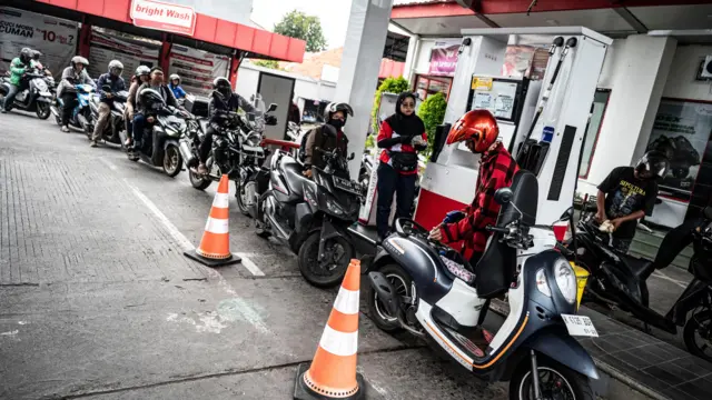 Pengendara sepeda motor mengisi bahan bakar minyak (BBM) jenis Pertamax di SPBU COCO Jalan Ahmad Yani, Semarang, Jawa Tengah, Selasa (31/3/2026).