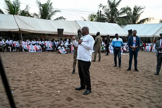 Le candidat indépendantiste à la présidentielle Ahoua Don Mello prononce un discours lors de son rassemblement de campagne dans la commune de Port-Bouet à Abidjan le 15 octobre 2025.
